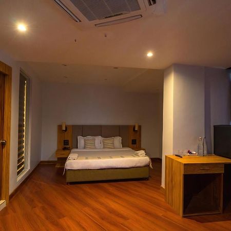 Emerald Hotel Āīzawl Extérieur photo