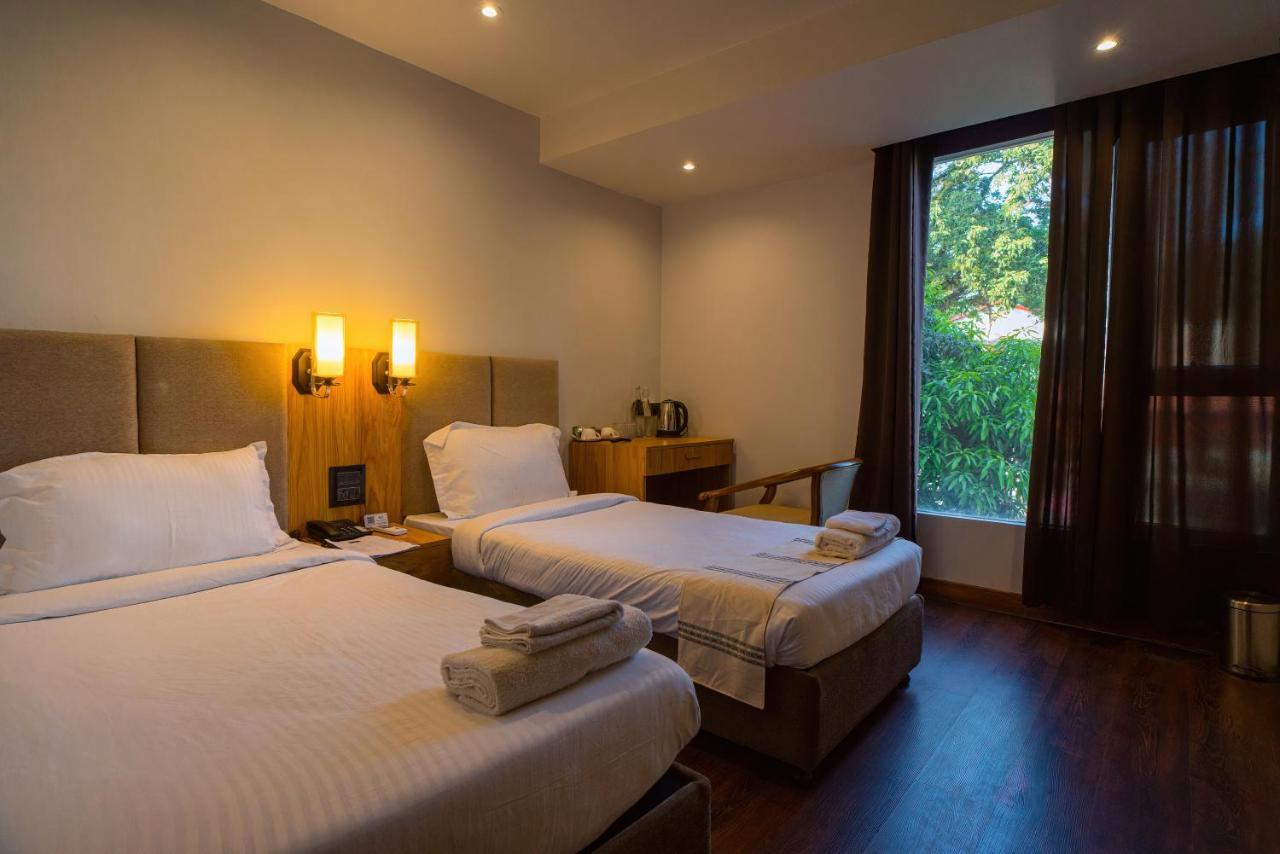 Emerald Hotel Āīzawl Extérieur photo